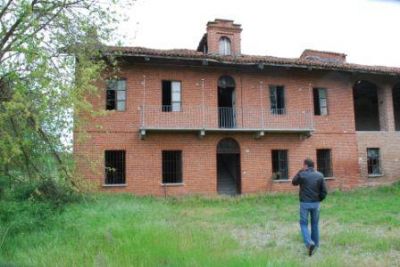 OCCASIONE- Vecchia fattoria e 2 ettari di terreno