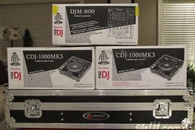 2x Pioneer CDJ-2000 & 1x DJM-800 mixer coffin case headphones
