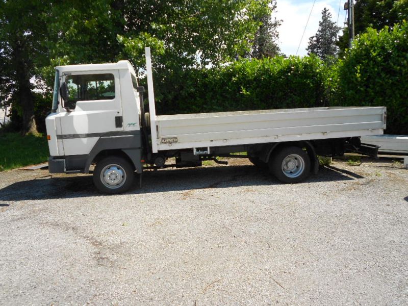 Autocarro Nissan patente C