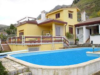 VILLA CON PISCINA  A SAGANA