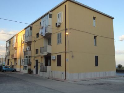 SR Appartamento di tre vani al primo piano di un piccolo condominio, composto da saloncino