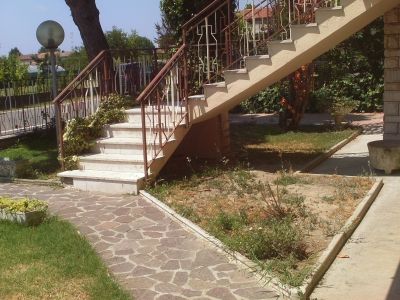 CASA SINGOLA CON 200mq DI GIARDINO