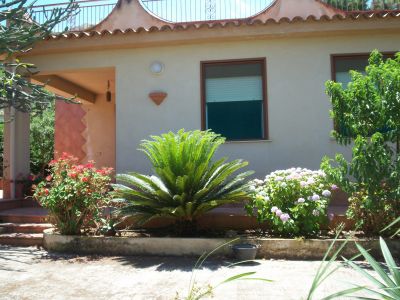 ALTAVILLA MILICIA (PA) NEL VERDE, VILLA SINGOLA 97 MQ. SU GIARDINO ALBERATO 1000 MQ. 