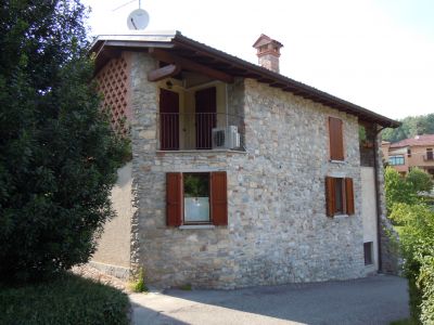 Casa in sasso a pochi minuti dal centro e dal lago