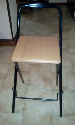 sgabello di legno e ferro