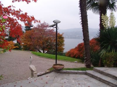 Villa di pregio con vista lago, piscina ampio giardino