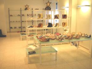 n.1 tavoli da espozione in metallo bianco + base i...