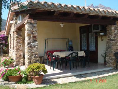 VILLETTA INDIPENDENTE: GIARDINO, PARCHEGGIO, BARBECUE