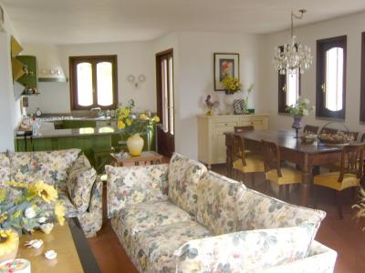 Villa indipendente vista lago di Scurano (PR)