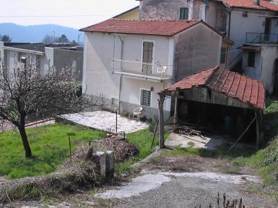Casa semindipendente con terreno in lunigiana