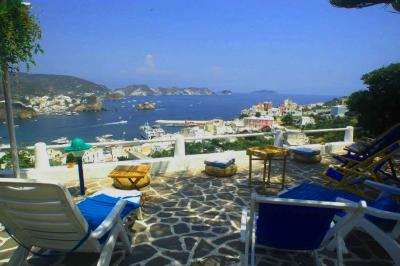 PONZA VILLA GLICINE- LA TERRAZZA SULLA BAIA DEL PORTO