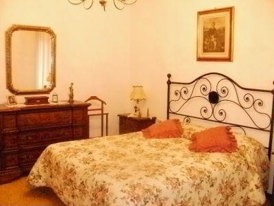 CAREGGI privato vende adiacenze Ospedali ed Universit�, 5 vani e cantina.