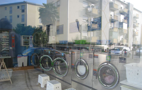 Cedesi attivit� lavanderia self service