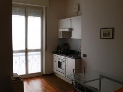 Affittasi ampio e luminoso monolocale arredato, finiture di pregio posto auto condominiale