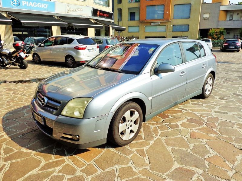 Vendesi Opel SIGNUM 2.2 16 V DTI ELEGANCE 3500? 149000 km