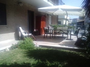 Affitto per settimane grazioso appartamento al piano terra con ampio giardino privato