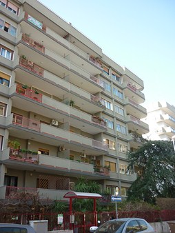 Luminoso pentavani in via C. Rotto