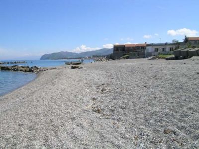 Da casa a mare a piedi nudi  Patti (ME): bilocale e trilocale