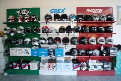 Vendesi stock motocicli, abbigliamento moto e caschi