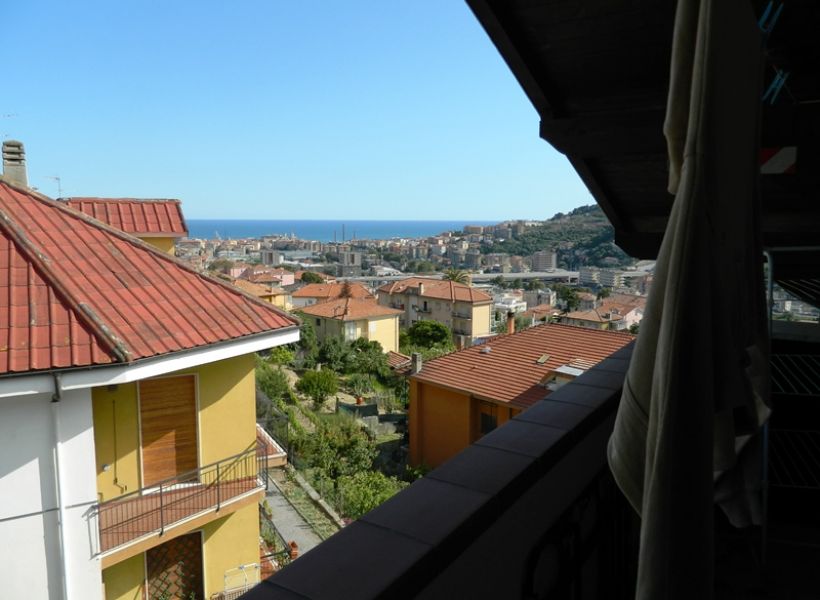 Imperia On. - Collette appartamento ristrutturato e arredato vista aperta sino al mare � 195.000