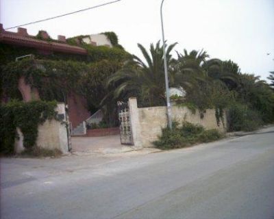 VENDO VILLA MQ 700 SU DUE LIVELLI + GIARDINO