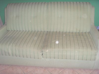 vendesi divano letto in stoffa verde