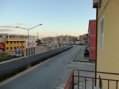 SR Appartamento di tre vani al primo piano di un piccolo condominio, composto da saloncino