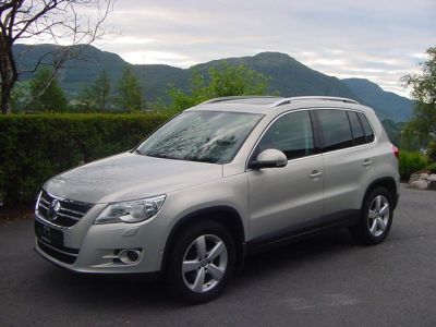 Regalo il mio Volkswagen Tiguan Sport & Style 2,0TDI 2009 a 2500�
