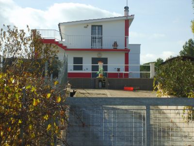 Villa su Due Livelli con Terreno Circostante