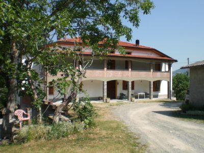 Pellegrino Parmense: podere in collina  completamente indipendente con terreno a corpo unico 21 etta