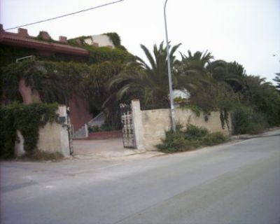 VILLA MQ 700 SU DUE LIVELLI SU 1200 MQ TERRENO