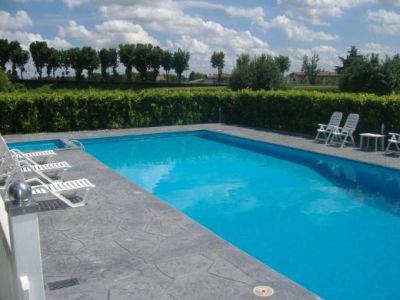 CASALE CON PISCINA