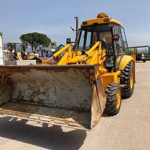 Vendesi terna gommata Jcb