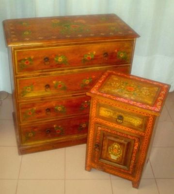 Cassettiera e comodino in arte indiana