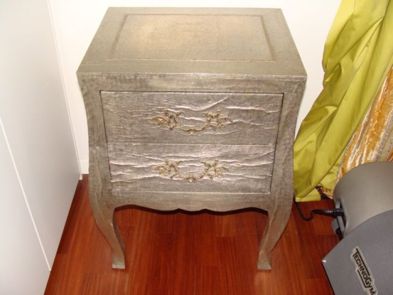 Elegante comodino color argento etnico, 2 cassetti