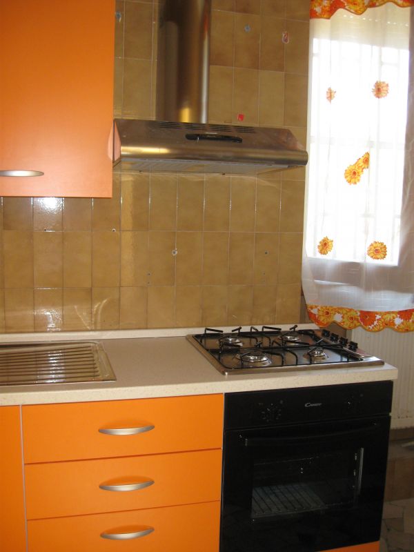 Zona caserma- 3vani arredato+posto auto+giardino euro400