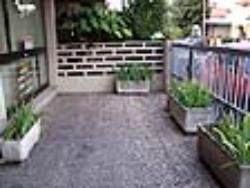 LOCALE COMMERCIALE USO NEGOZIO O UFFICIO PRIVATO VENDE