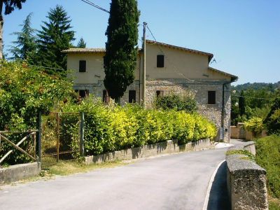 Casale nel verde delle colline marchigiane
