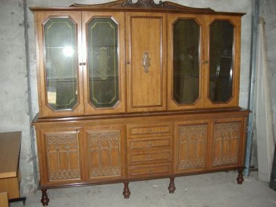 credenza  con vetrinetta in noce, pi� tavolo allungabile e sei sedie in noce massiccio