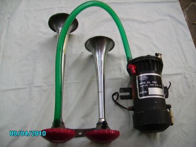 Vendo-Coppia trombe in metallo 
