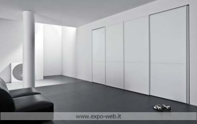 Gli armadi scorrevoli in laccato di Pianca  da:  Arredamenti Expo-WEb