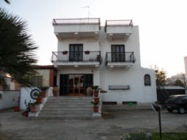 Rifinita villa su tre superfici con ampio giardino e box a Palese 
