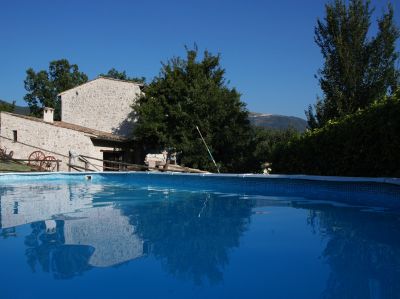 Piccolo borgo casali rustici con piscina nel cuore della Valnerina